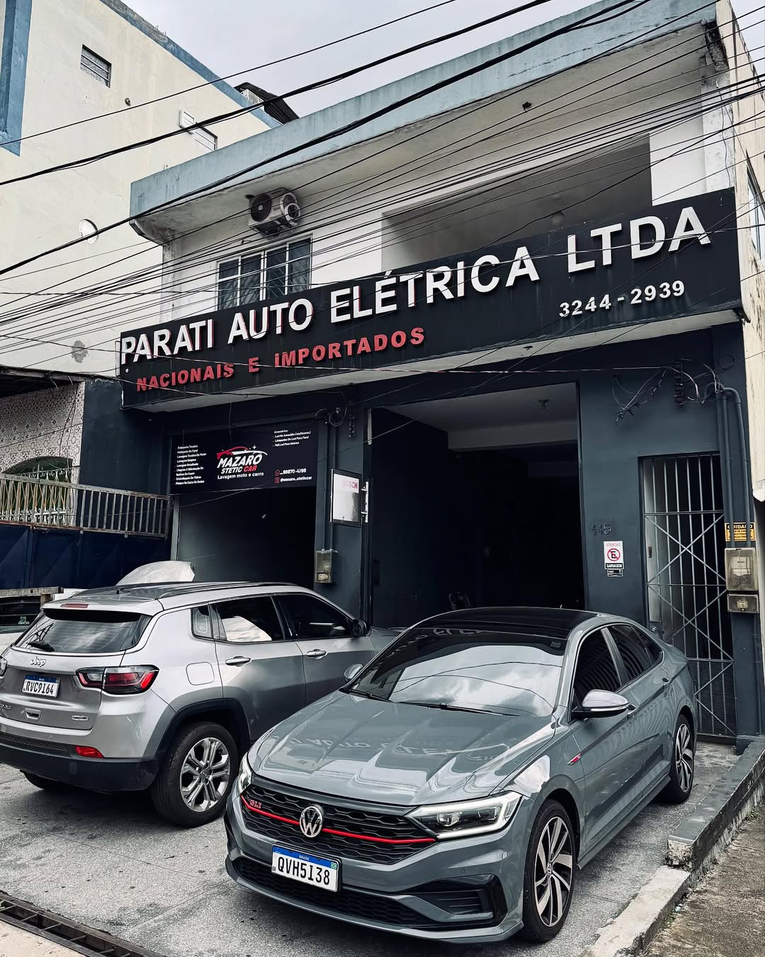 Mecânico realizando diagnóstico elétrico em veículo